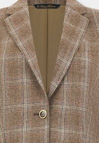 Hnědý kostkovaný blazer vyrobený z texturované tkaniny, s přizpůsobeným střihem, špičatým klopou a jedním knoflíkem vpředu, se světlejší podšívkou.