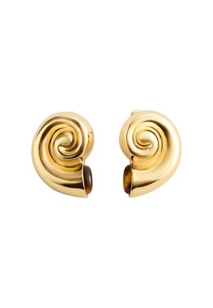 Paire de boucles d’oreilles dorées poli en forme de spirales de coquillages avec des bords arrondis et des surfaces lisses.