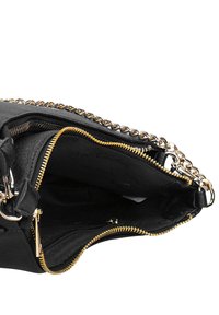 Borsa a mano in pelle nera con superficie strutturata, dettagli in metallo dorato, scomparti con zip e una catena decorativa.