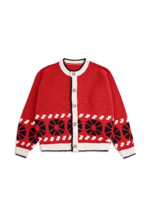 Roter Cardigan mit einer flauschigen Textur, der schwarz-weiße geometrische Muster und fünf Knopfverschlüsse aufweist, dazu einen kontrastierenden cremefarbenen Besatz am Ausschnitt.