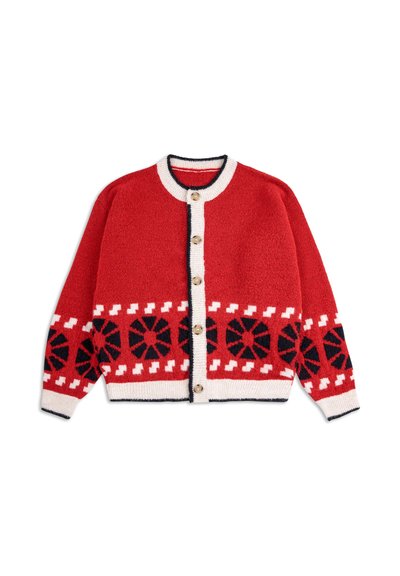 Roter Cardigan mit einer flauschigen Textur, der schwarz-weiße geometrische Muster und fünf Knopfverschlüsse aufweist, dazu einen kontrastierenden cremefarbenen Besatz am Ausschnitt.