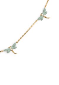 Collar de cadena de oro que presenta tres encantos de libélula en verde menta decorados con cristales transparentes y un delicado detalle.