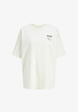 Fehér rövid ujjú póló zöld "Matcha Morning Club" felirattal és egy csésze, tealevelek és teakeverő illusztrációival a bal mellkason.