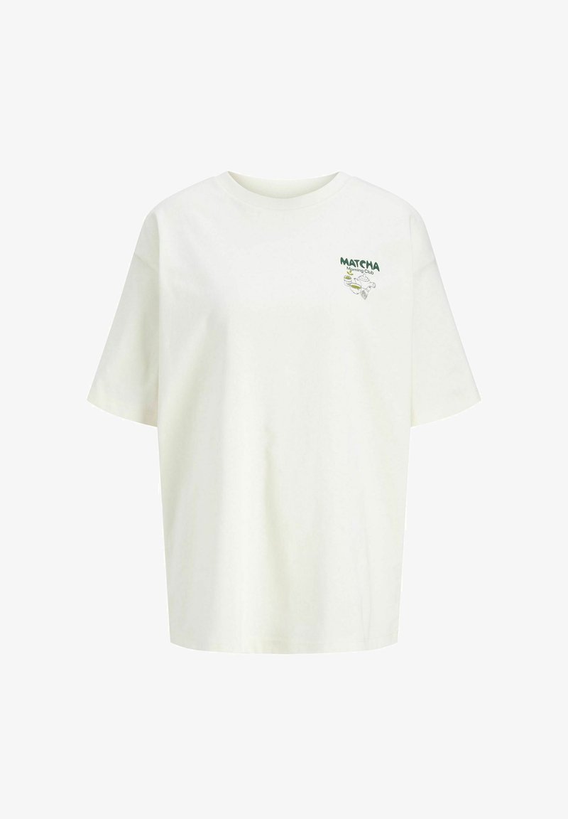 Λευκό κοντομάνικο μπλουζάκι με πράσινο κείμενο "Matcha Morning Club" και εικονογραφήσεις κούπας, φύλλων τσαγιού και χτυπητηριού τσαγιού στο αριστερό στήθος.