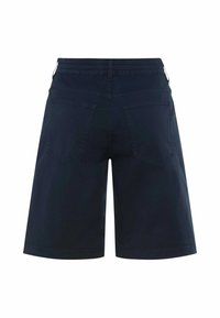 Marineblaue knielange Shorts mit elastischem Bund, Gürtelschlaufen und zwei aufgesetzten Gesäßtaschen, von hinten gezeigt.