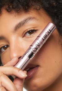 Mascara Maybelline Sky High in un elegante tubo color oro rosa. Presenta testo in rilievo, finitura liscia e un design affusolato per una facile maneggevolezza.