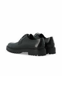 Scarpe in pelle nera con finitura liscia, punta arrotondata, suola spessa nera con battistrada, e lacci tono su tono. Presentano una leggera lucentezza e una costruzione robusta.