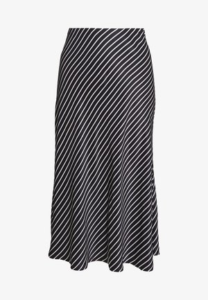 Schwarzer Midirock mit weißen diagonalen Streifen und leichter Ausbuchtung am Saum, dargestellt vor einem schlichten weißen Hintergrund.