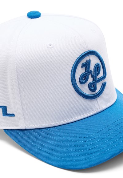 Biała czapka z daszkiem z niebieskim zakrzywionym daszkiem, niebieskim guzikiem na górze oraz niebieskim haftowanym okrągłym logo na przednim panelu.