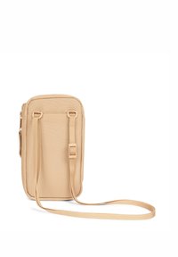Sac bandoulière rectangulaire beige, fabriqué en tissu texturé doux. Il possède une sangle ajustable et une fermeture éclair. Design minimaliste.