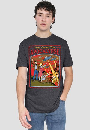 Three children watch UFOs firing beams at an explosion with text "Here Comes The Apocalypse" on dark gray shirt.