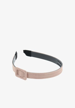 Różowa opaska na głowę z gładką fakturą, wyposażona w prostokątną klamrę. Wewnętrzna strona jest czarna i lekko żebrowana dla lepszej przyczepności.