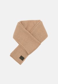 Strikket tørklæde i lys beige med et struktureret ribmønster. Har en lille firkantet sort label med præget tekst i den ene ende.