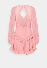 Różowa sukienka z długimi rękawami, falbaniastym dołem, koronkowymi akcentami oraz dekoltem w kształcie łezki. Wykonana z lekkiego materiału o miękkiej teksturze.