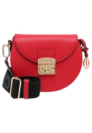 Rode leren crossbodytas met afgeronde klep, goudkleurige sluiting en brede zwarte verstelbare band met gouden gesp.