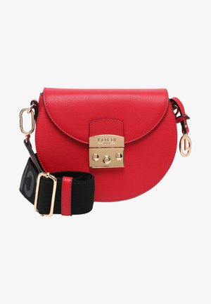 Rode leren crossbodytas met afgeronde klep, goudkleurige sluiting en brede zwarte verstelbare band met gouden gesp.