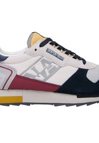 Sneaker con una parte superiore in mesh bianco, accenti in suede blu scuro, dettagli in marrone e grigio, linguetta gialla e suola in gomma texture. Logo del marchio sul lato.
