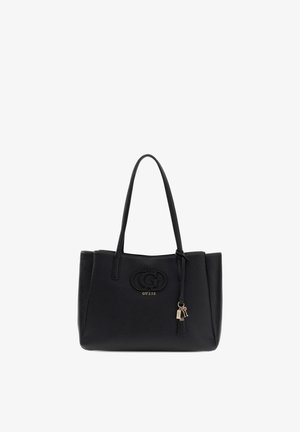 Schwarze Guess-Tote-Tasche aus Leder mit Doppelgriffen, geprägt mit Logo sowie dekorativen Anhängern in Goldoptik in Form eines Schlosses und Schlüssels, die an einem Riemen hängen.