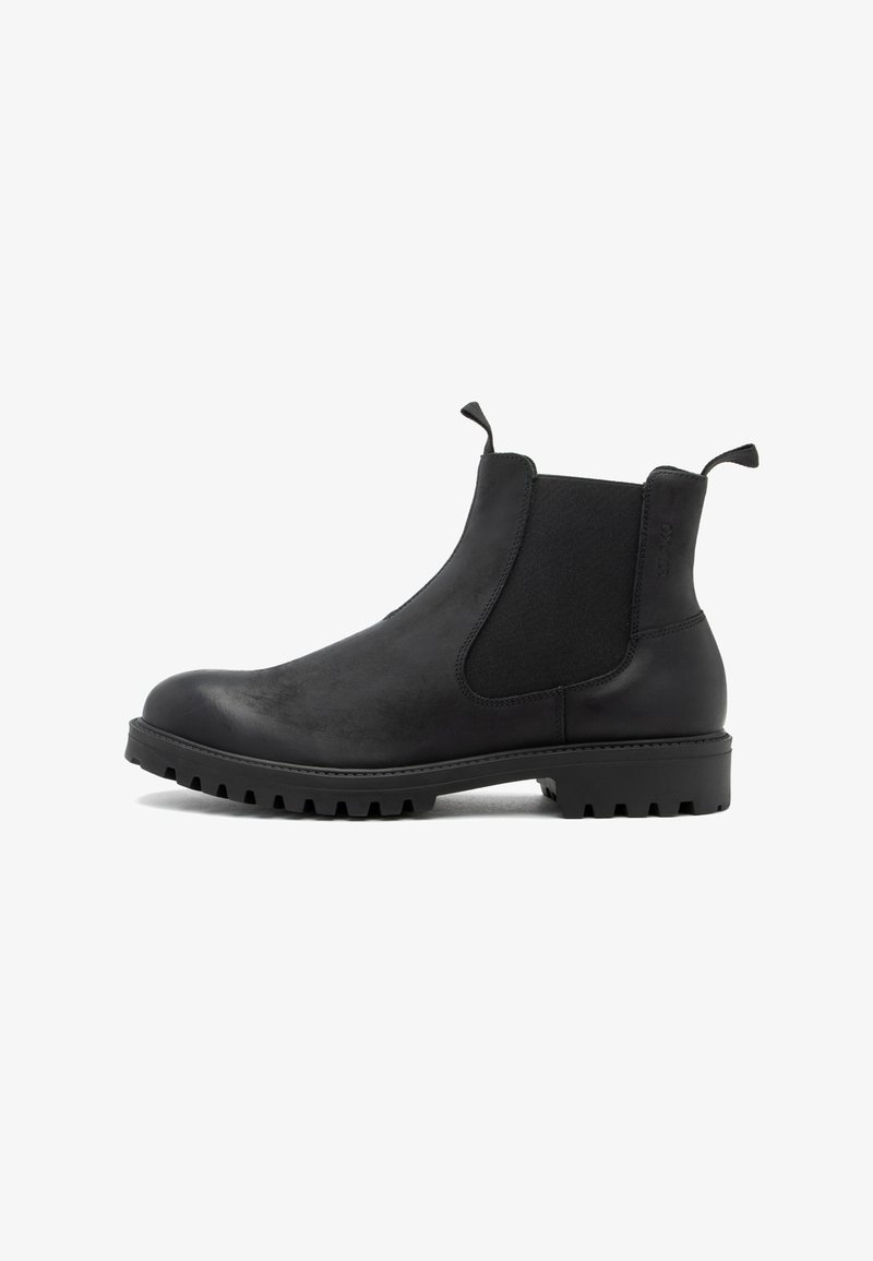 Zwarte Chelsea boots met elastische zijpanelen, ronde neus, gestructureerd vegan leer en een chunky rubberen zool met diepe looppatronen.