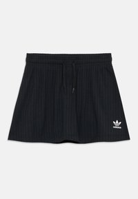 Μαύρη ριμπ αθλητική φούστα με ελαστική μέση και κορδόνι. Διαθέτει μικρό λευκό λογότυπο Adidas στο κάτω αριστερό μέρος.