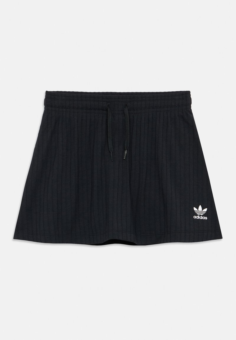 Μαύρη ριμπ αθλητική φούστα με ελαστική μέση και κορδόνι. Διαθέτει μικρό λευκό λογότυπο Adidas στο κάτω αριστερό μέρος.