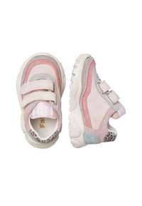 Sneakers per bambini in rosa, grigio e blu con cinghie in velcro, suole spesse e accenti a stampa leopardata su uno sfondo bianco.