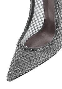 Scarpa alta grigia con punta affusolata, design in rete, decorata con piccole paillettes argentate e una fodera interna liscia.