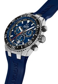 Orologio con quadrante blu, cassa in acciaio inox argentato, lunetta in ceramica nera, funzionalità cronografo e cinturino in gomma blu con il logo "JAGUAR".