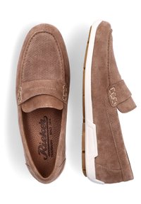 Braune Wildleder-Loafers mit einem strukturierten Mesh-Obermaterial, flexibler weißer Sohle und dekorativer Naht. Verfügt über eine weiche, gepolsterte Innensohle für zusätzlichen Komfort.