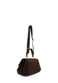Sac à épaule en daim marron avec un design structuré, double poignée supérieure et une bandoulière détachable. Présente des accessoires en or et des accents plissés.