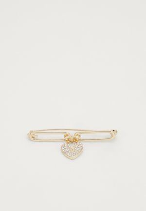Zlatý bezpečnostný špendlík s srdiečkovým príveskom, zdobený čírymi rhinestones a obsahujúci malý detail písmena "R".