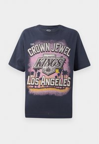 Tricou din bumbac de culoare albastru închis, cu un print grafic care prezintă textul "CROWN JEWEL KINGS OF LOS ANGELES" și siluete de palmieri.