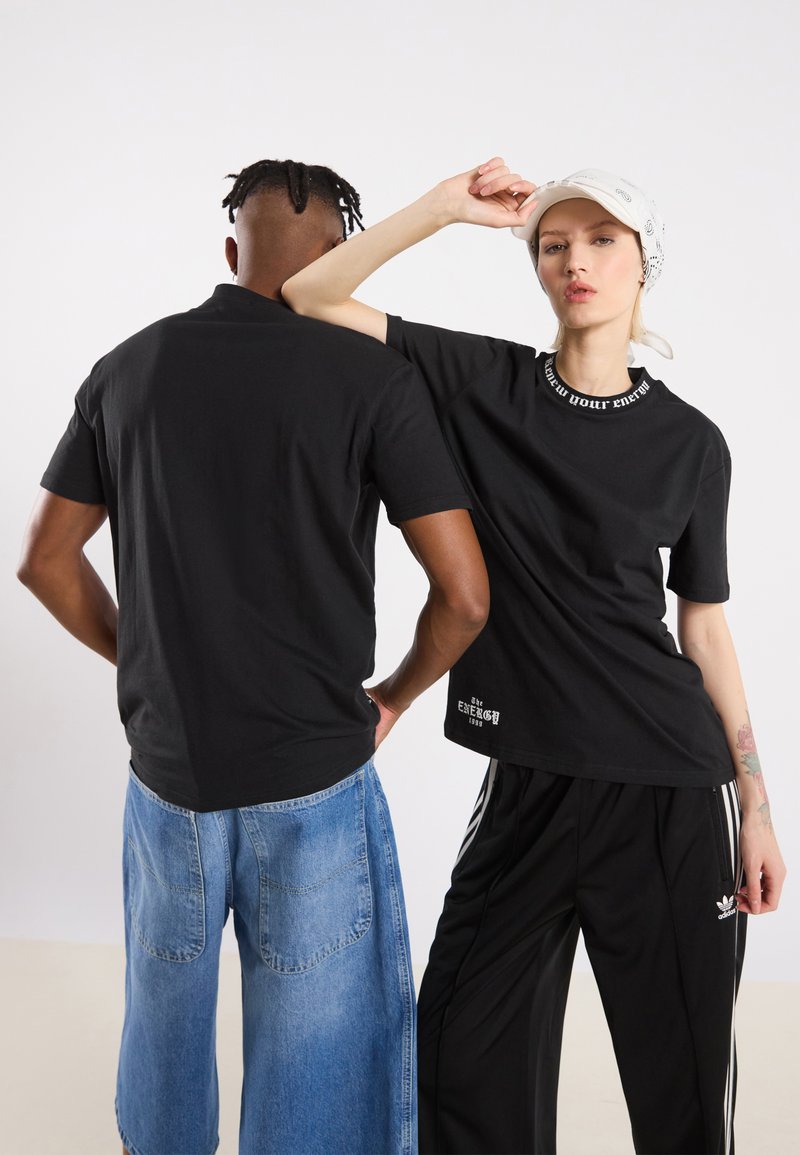 YOURTURN by Zalando - UNISEX - Print T-shirt - black, Enlarge