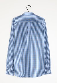 Camicia a maniche lunghe con bottoni in un motivo a quadretti blu e bianchi, dotata di colletto classico, polsini con bottone e un gancio per appenderla.