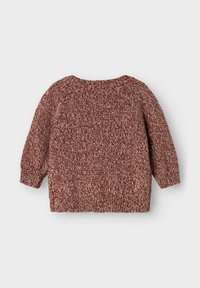 Melirana pletena pulover v rjavi in krem barvi z dolgimi rokavi ter rebrastimi manšetami, robom in ovratnikom, položen na svetli podlagi.