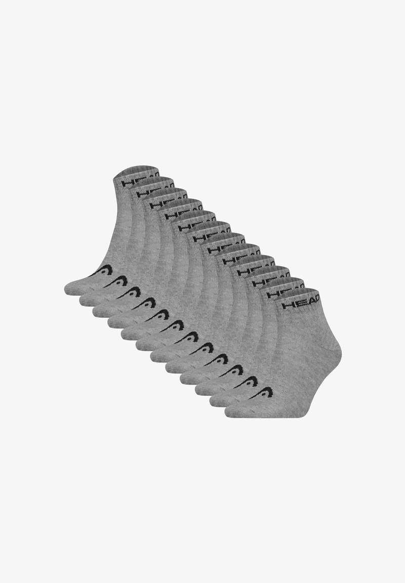 Calze alla caviglia grigie disposte in fila, con un logo nero sul bordo. Realizzate in un materiale morbido e elastico con una superficie liscia.