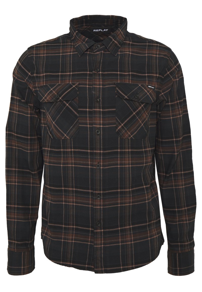 Camisa de franela a cuadros en negro y marrón, con mangas largas, frente abotonado y dos bolsillos en el pecho. Textura suave y diseño casual.