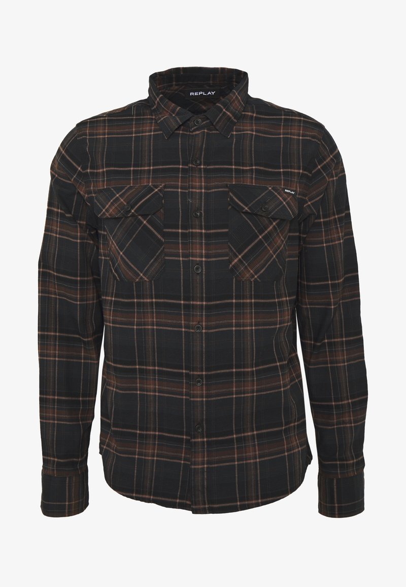 Camicia di flanella a quadri nera e marrone con maniche lunghe, davanti con bottoni e due tasche sul petto. Texture morbida e design casual.