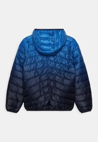 Polstret jakke i gradient blå nuancer med hætte, der har et struktureret quiltet design og elastiske manchetter for en tætsiddende pasform.