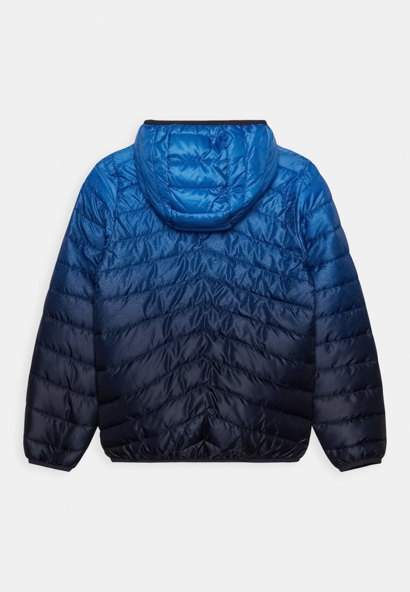 Polstret jakke i gradient blå nuancer med hætte, der har et struktureret quiltet design og elastiske manchetter for en tætsiddende pasform.