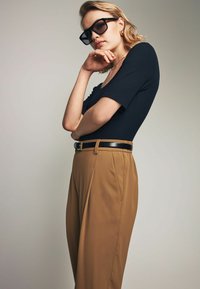 THE SET 2 PACK - Nadrágok - black camel brown