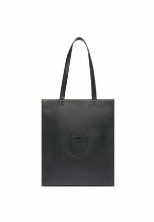 Sac fourre-tout en cuir noir avec deux longues poignées, forme carrée, texture lisse et un logo circulaire en relief à l'avant.