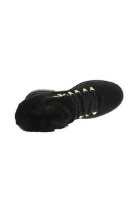 Bottines noires avec un col en fourrure douillette, des lacets tissés, des accroches en ton or, et une tige en cuir lisse avec un design à bout rond.