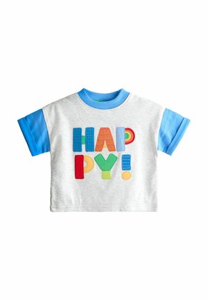 T-shirt à manches courtes pour tout-petit avec corps gris, manches bleues, lettres colorées "HAPPY !" et petit motif arc-en-ciel sur le devant.