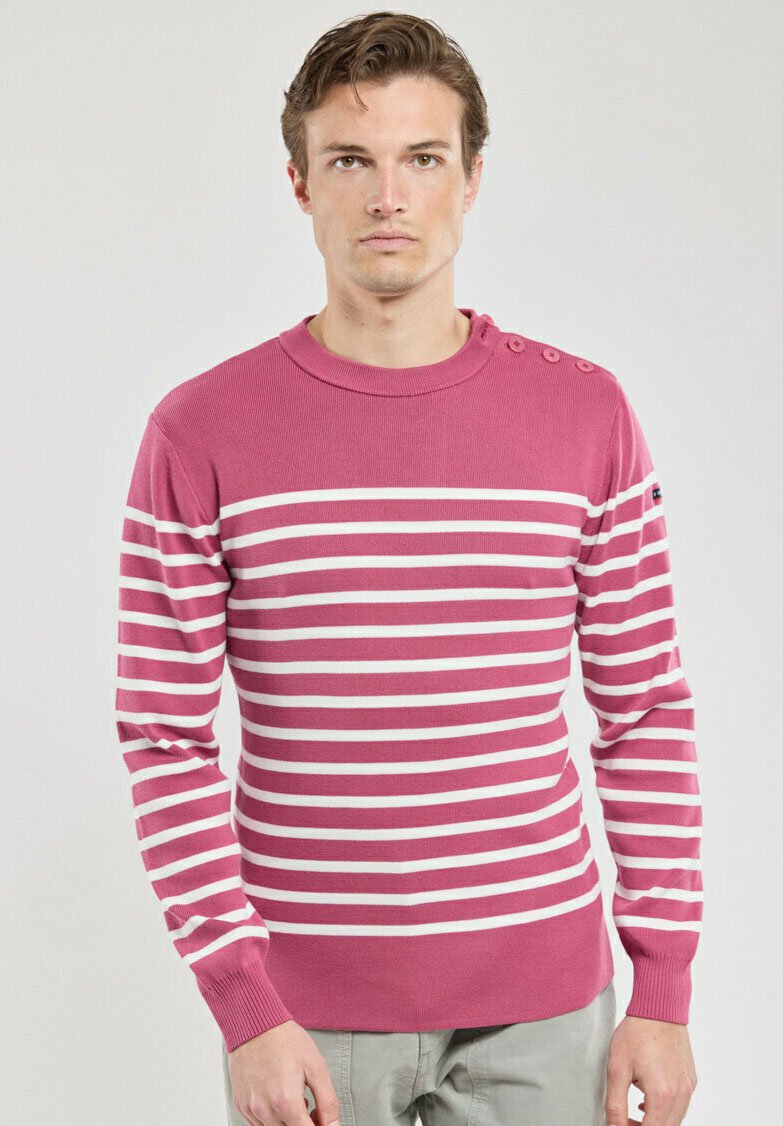 Pull rayé rose avec des lignes horizontales blanches, poignets et ourlet côtelés, présentant trois boutons décoratifs sur l'épaule. Texture lisse.