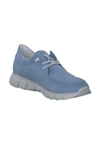 Lichtblauwe casual sneaker met witte zool en elastische veters, ontworpen voor comfort en dagelijks gebruik.