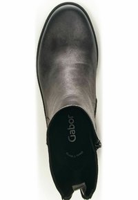 Czarne skórzane botki na kostkę z gładkim wykończeniem, zaokrąglonym noskiem, zamkiem błyskawicznym z boku oraz wyściółką amortyzującą z logo "Gabor".