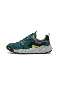 Sneaker in tessuto teal e grigio con una suola intermedia bianca maculata, accenti verdi, suola nera spessa e design con lacci.