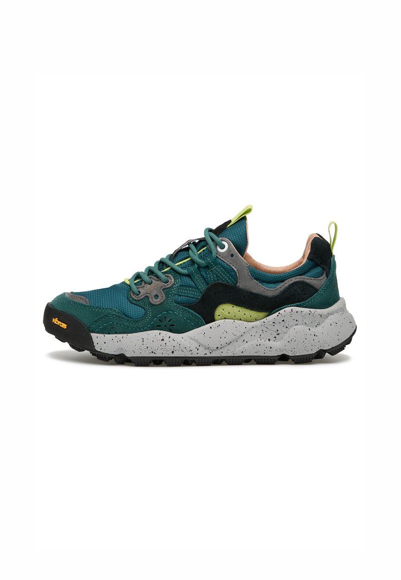 Sneaker in tessuto teal e grigio con una suola intermedia bianca maculata, accenti verdi, suola nera spessa e design con lacci.