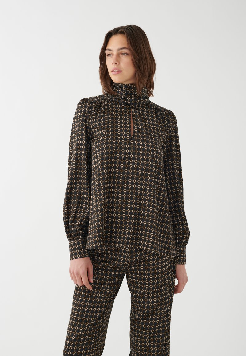 Schwarze Bluse mit hohem Kragen, Schlüsselareal und puffärmeln. Verfügt über ein goldenes Diamantenmuster und weichen, leichten Stoff.